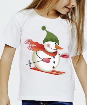 Новогодняя футболка "Снеговик на лыжах" детская с принтом на сайте mosmayka.ru