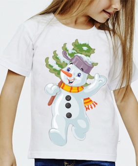 Новогодняя футболка "Снеговик с ёлкой" с принтом на сайте mosmayka.ru